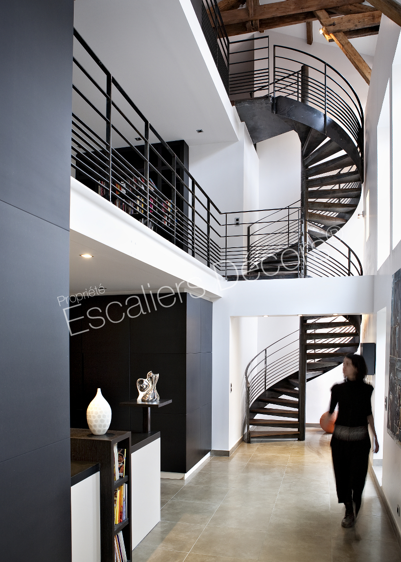 Photo DH83 - Escalier intérieur métal et bois en colimaçon sur 2 niveaux pour une décoration design et contemporaine. Vue 3